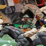 Statues de jockeys sur chevaux en course