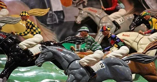 Statues de jockeys sur chevaux en course