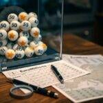 Boules de loto en vitrine avec tickets.