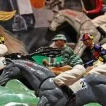 Statues de jockeys sur chevaux en course