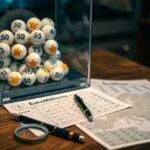 Boules de loto en vitrine avec tickets.