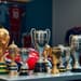 Collection de trophées de football sur une table.