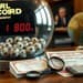 Montre, globe, calculatrice et loterie sur un bureau.